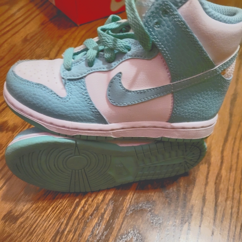 Nike hightop sneakers
